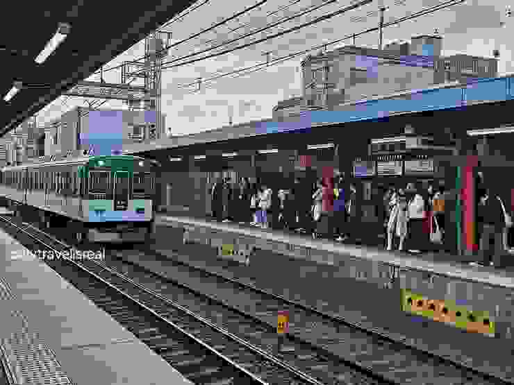京阪電車伏見稻荷站-對面往京都的月台滿滿的人潮