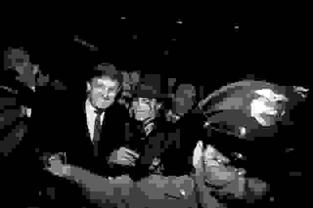 1990年，邁克爾·傑克遜，受邀出席一場開業慶典，與他的粉絲特朗普見面。