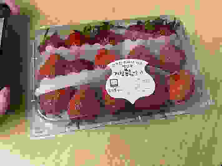 好吃又便宜的草莓。15個₩8000。