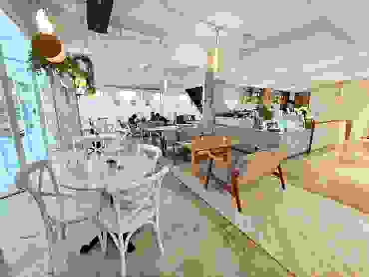 ●RACO空間很大，桌跟桌有距離，閒聊八卦很OK (這只是咖啡廳一角，右邊&站立處屬於另外2區)