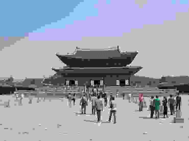 勤政殿也被稱為「法殿」，是朝鮮國君舉行與中國有關的禮儀，以及朝鮮本國的朝賀儀式、王世子冠禮、國王納妃禮、冊王世子禮、王世子納嬪禮，以及召開養老宴、飲福宴等宮廷宴會的地方