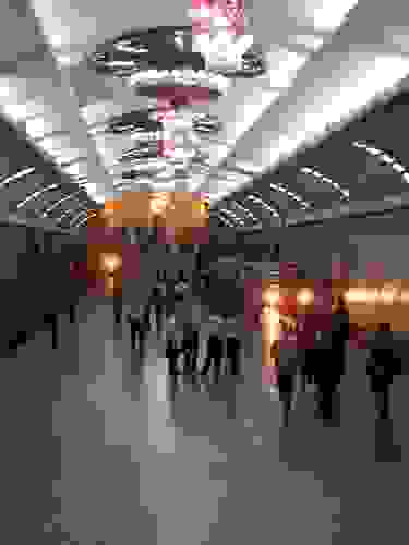 五彩吊燈與｢革命｣、風景壁畫，略有莫斯科地鐵的味道。