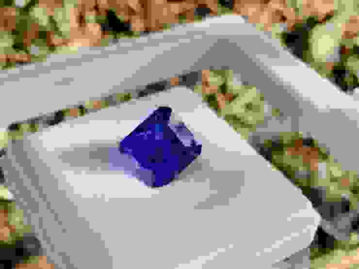 照片中是大克拉紫藍色調丹泉石。