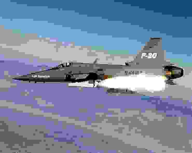 雖然可以發射小牛飛彈等武器，受限於酬載量，F-20對地攻擊性能遜於F-16。(Photo by USAF)