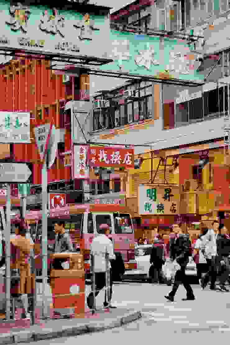 香港的經濟繁榮和相對自由的社會氛圍吸引了來自世界各地的移民，使得香港成為一個多元文化和多語言的社會。Photo by sarah richer on Unsplash
