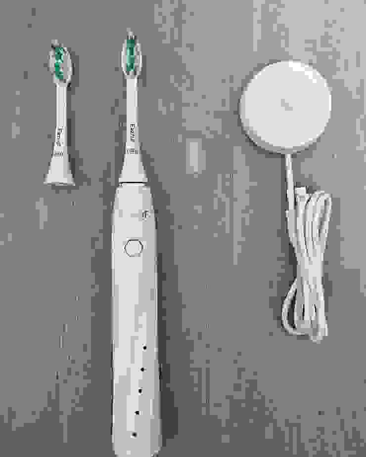 益智護聲波電動牙刷牙刷機身1個、極淨刷頭2個、刷頭保護蓋1個以及充電底座