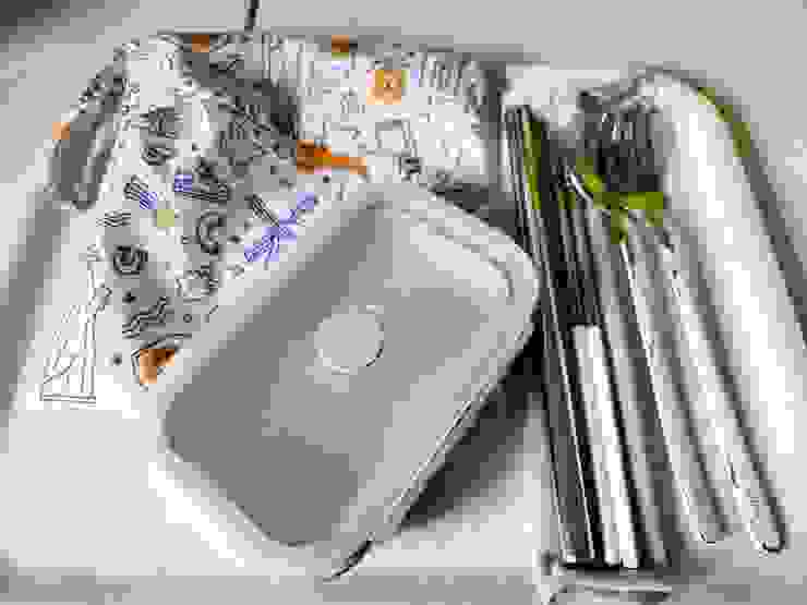 左起是食物袋、摺疊餐盒、環保餐具，還有沒入鏡的鵝黃色保溫瓶。說起來這些東西只有吸管是花錢購入的，其他是收到的禮物及之前買保養品的滿額贈，物品能拿來使用感覺很棒！