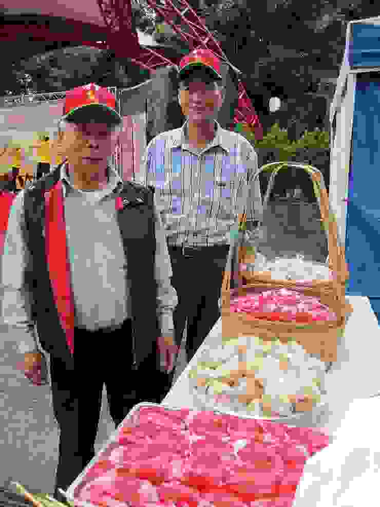 ▲張木村（右）和吳櫻男（左）2011年灣寶抗爭成功，在主婦聯盟園遊會帶來只送不賣的灣寶米食。
