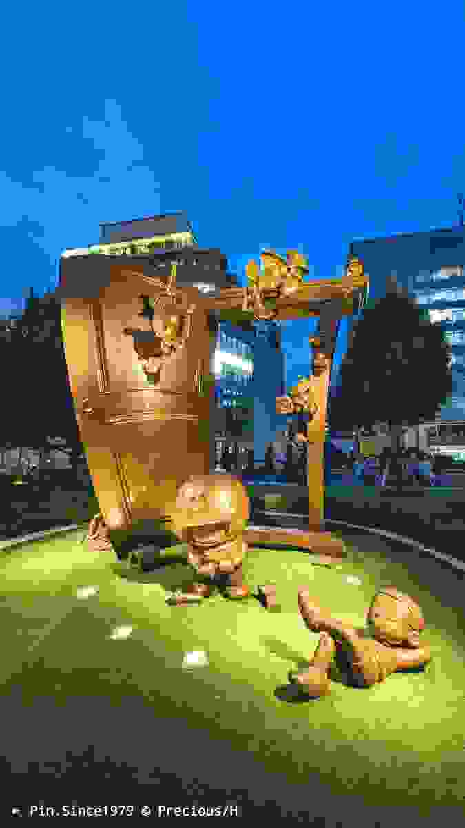 「哆啦A夢未來之門」紀念雕像