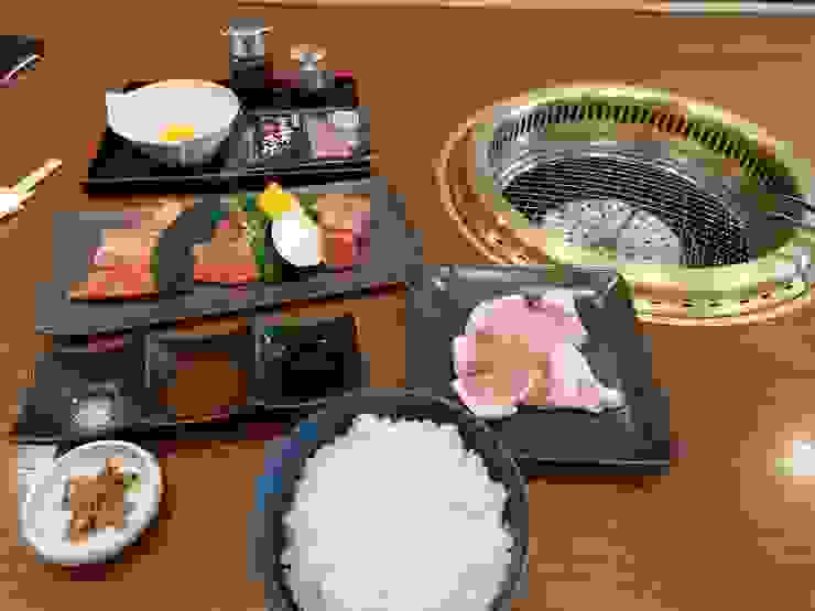 這是我總共點的，雖然只有兩到三盤，價格約5500日幣，但其實份量相當足夠，我總共配了兩大碗白飯，非常滿足
