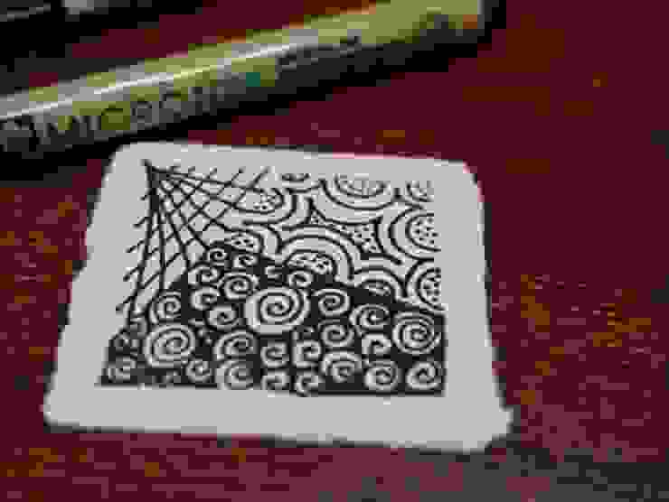 禪繞試畫：相對禪繞畫專用的純棉紙磚，Dyna的手工紙卡作畫時墨水較容易暈開。