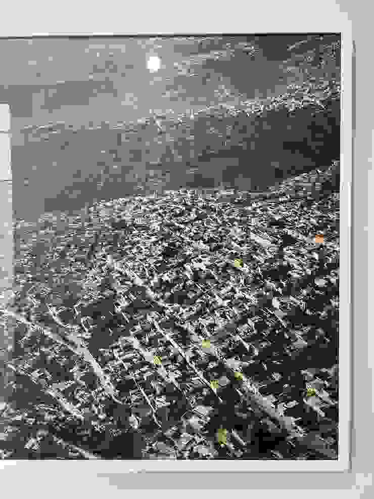 俯瞰大城市時每個地區幾乎如出一徹的航空照。帕布羅．洛培茲．盧茲，〈墨西哥城鳥瞰圖XIII〉，2006。本文作者攝。