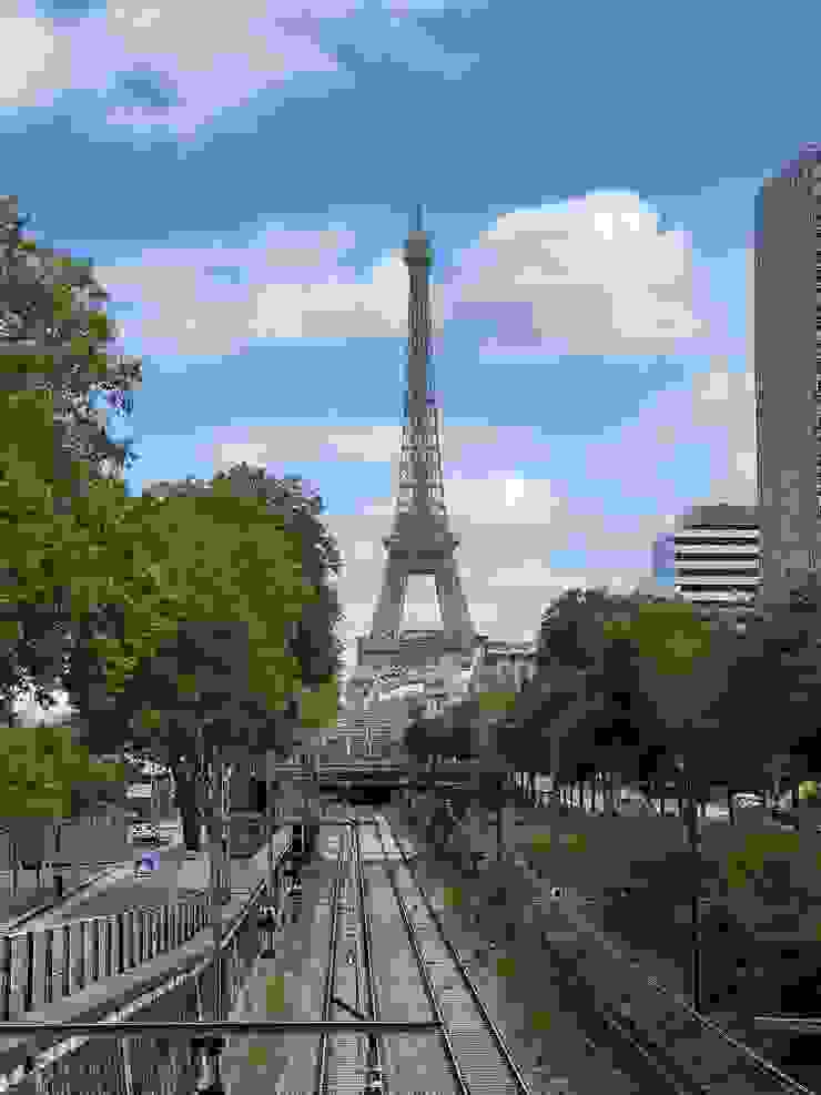搭配鐵軌的巴黎鐵塔