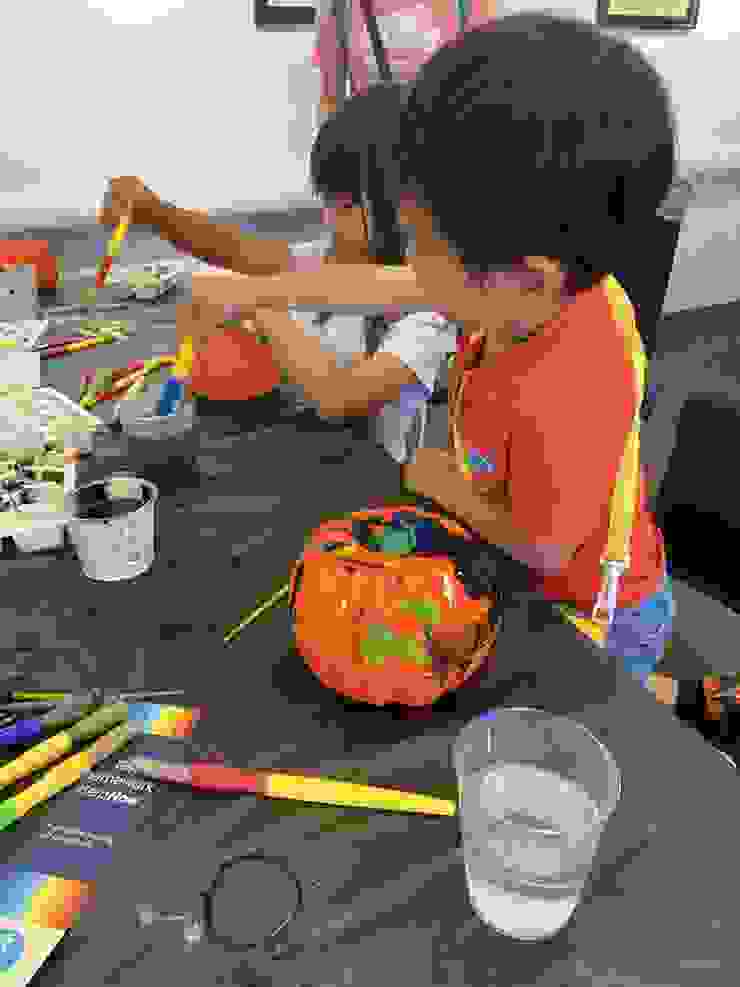 友人的孩子正在彩繪南瓜