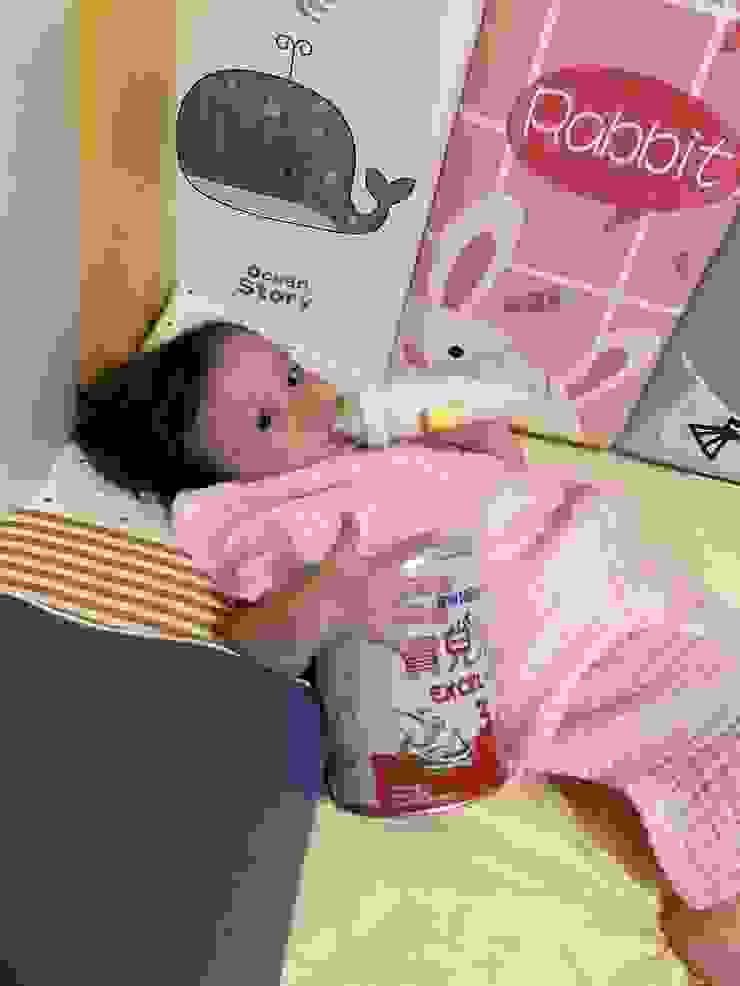 （偷看媽媽的小寶貝～喝奶也不忘抱著自己最愛的奶粉罐❤️）