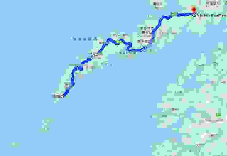 除較遠的兩個小島，其餘島嶼透過E10公路相連。E10公路由Lofoten最北至最南的奧鎮（Å）不到200公里。