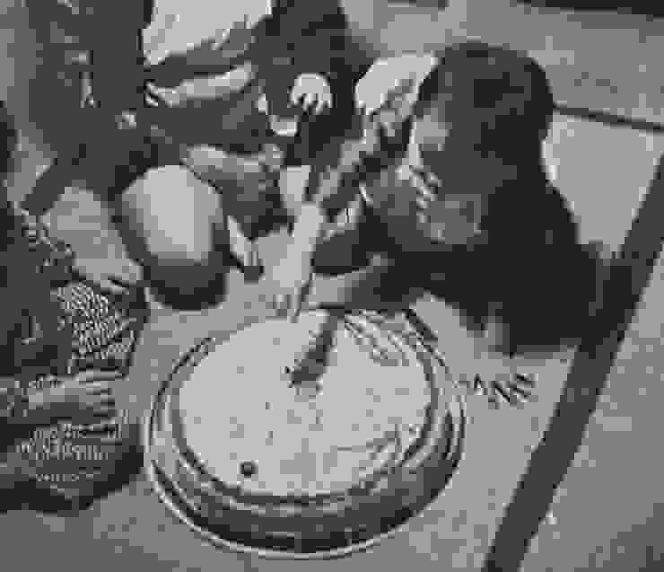 好大的奶油蛋糕，上面寫著誕辰快樂，刀子就丟在一旁，1966年。