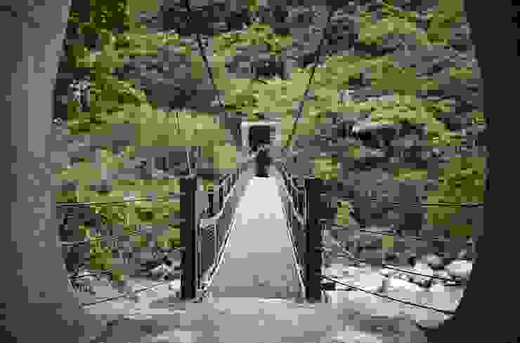  富源吊橋，離大門與溫泉區不遠，走800公尺後就會遇見，連接著1630公尺長的沿溪步道2