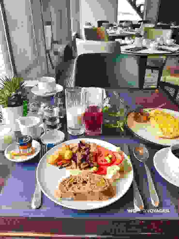 早餐餐盤的第一輪，右上角是早餐菜單上的歐姆蛋。照片非當日拍攝。