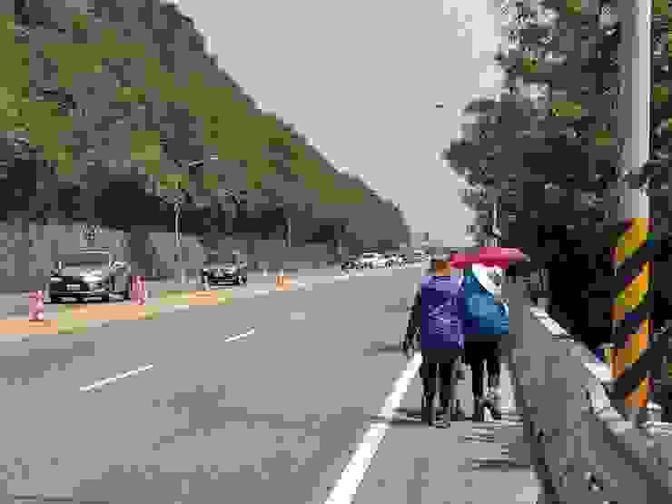母女二人組包緊緊，揹著背包推著推車徒步環島。適逢連續假日，共構路段終點處開始塞車。