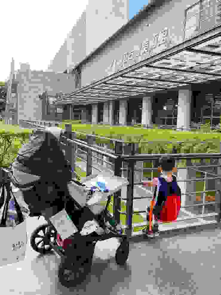 臺中國立美術館多數場域適合身障與健康手足。