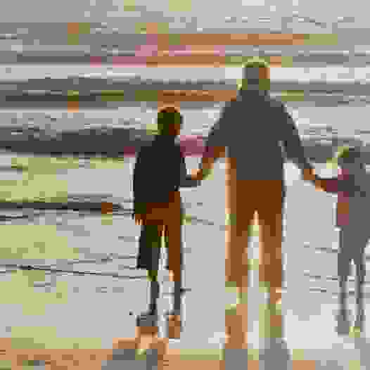 可能是 2 個人、小孩、大家站著、海洋和海灘的圖像