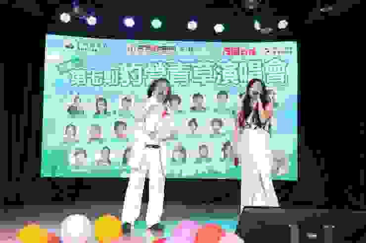與女夥伴合唱：潘汝明先生(左)、劉婷女士(右)