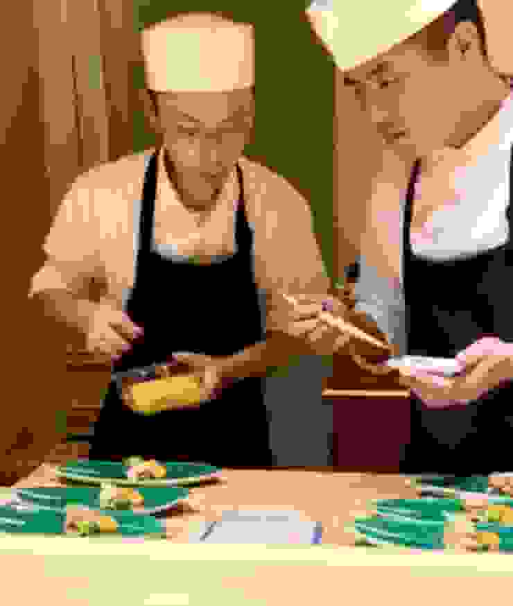 廣島廚師（左）和另一位較年輕的廚師正在準備精緻料理 作者拍攝