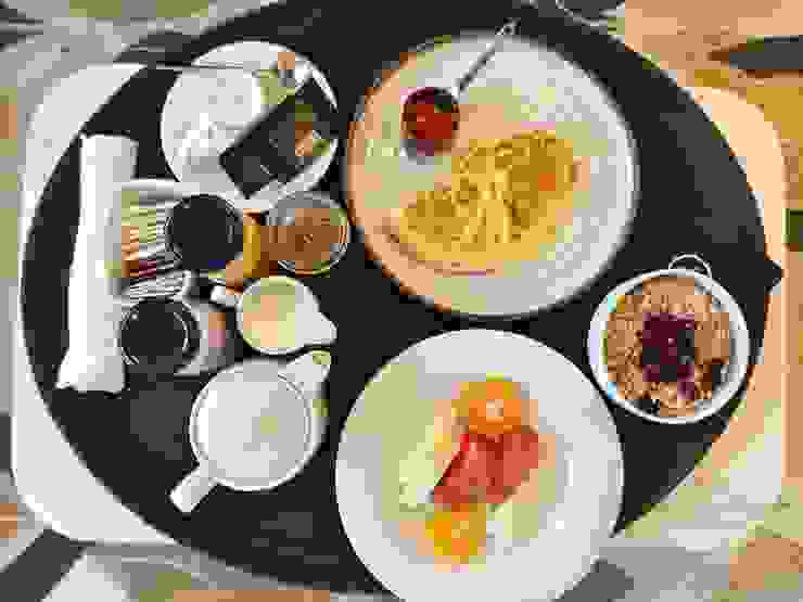 健康早餐：右邊有歐姆蛋、穀物碗及水果盤，左邊有茶、果汁、Smoothie 及優格。