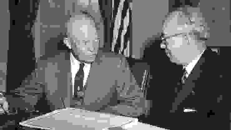 1953年，史特勞斯（右）受美國總統艾森豪之邀，擔任原能會主席後開始向奧本海默展開攻擊