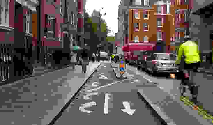 英國倫敦 (London)的自行車道，騎車可免去塞車之苦。