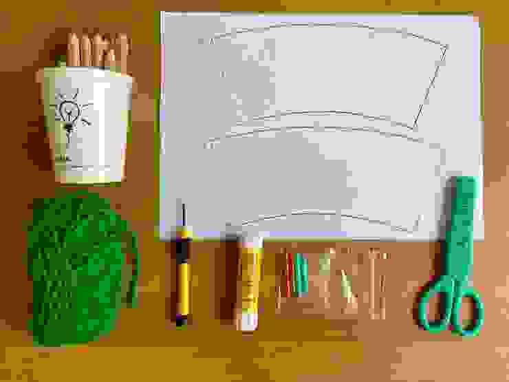 材料為紙杯２個、毛線、小段吸管和線稿；工具則有彩繪用筆、剪刀、口紅膠及戳洞用尖頭小工具。
