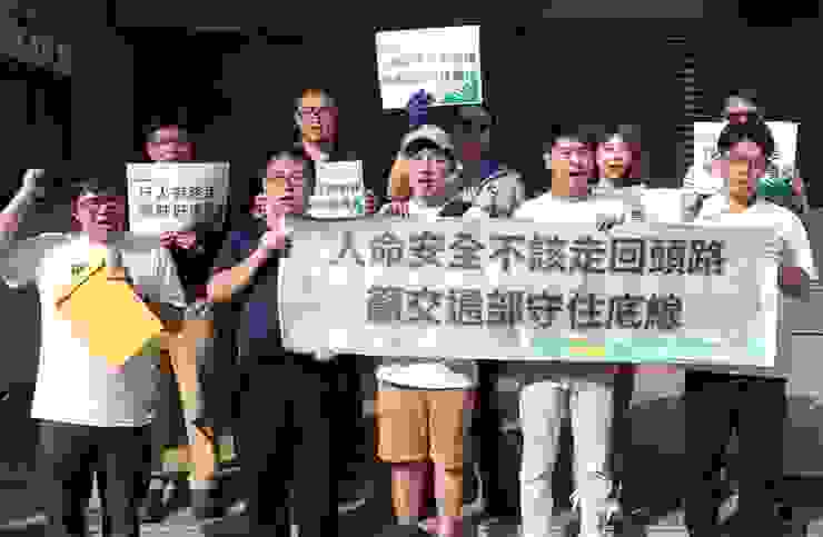 行人零死亡推動聯盟 TVZA今天前往立法院群賢樓抗議結果再次證明,交通部交通部王國材朝令夕改,要暫緩上路僅僅四個月的記點制度。圖：中國時報 姚志平攝。