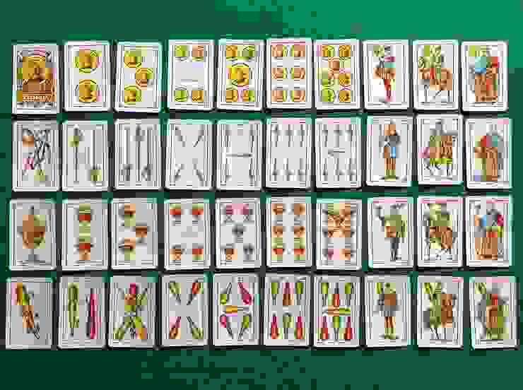 40張牌版本的西班牙花色撲克牌。第一橫排為金幣、第二橫排為寶劍、第三橫排為聖杯、第四橫排為棍棒
