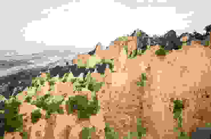 從火炎山猙獰的山壁遠眺大甲名山鐵砧山