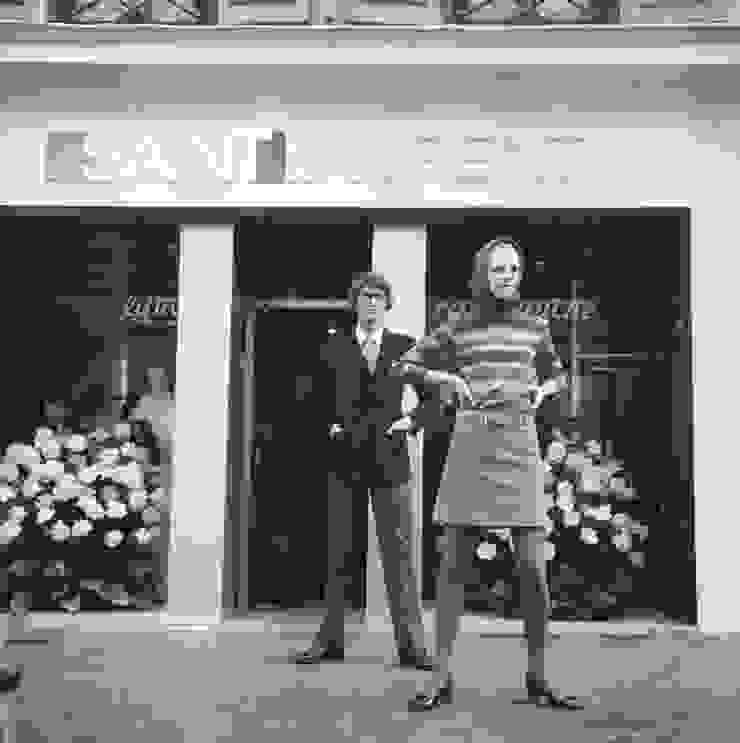 伊夫·聖羅蘭（Yves Saint Laurent）和 Ulla Caremby 站在第一間 SAINT LAURENT 左岸精品店前，1966 年。