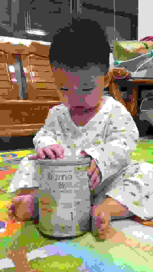 ▲啟賦水解1號的小罐子現在都變寶貝的玩具了XD ＊已洗淨給他玩