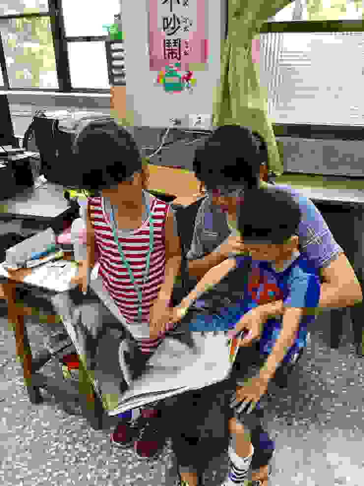 愛聽故事的孩子建立起友誼~教室悶熱需要偶而從輪椅上抱下來不然整天坐在那上頭會受不了。