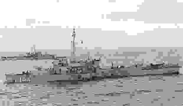 第一代的沱江級巡邏艦（PC-104）曾參與多場海戰，圖為被擊傷時的照片。（圖片取自維基百科）