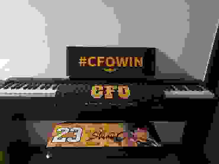 CFO發放的應援手幅(上、下)、毛巾(中)，借用自己的電鋼琴當戰利品展示。