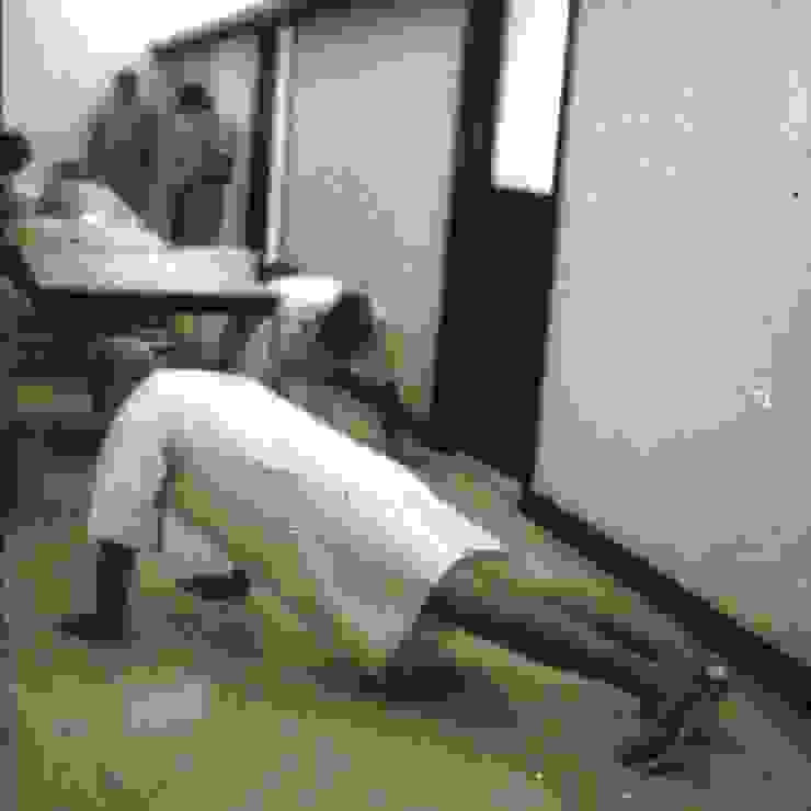 SPE 中扮演的囚犯被強迫伏地挺身。來源：維基百科