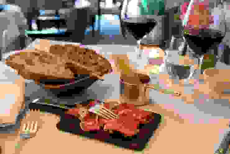 先上來的是義大利的Coppa火腿，這是充滿迷迭香與燻橡實味的豬頸肉火腿，為了搭配火腿，點了杯朗給Langhe的紅酒，酒體清爽適中，帶有明顯的動物皮毛風味，與煙燻橡木味很班配