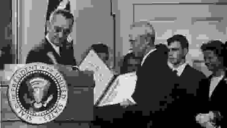 奧本海默從詹森總統手中接過費米獎