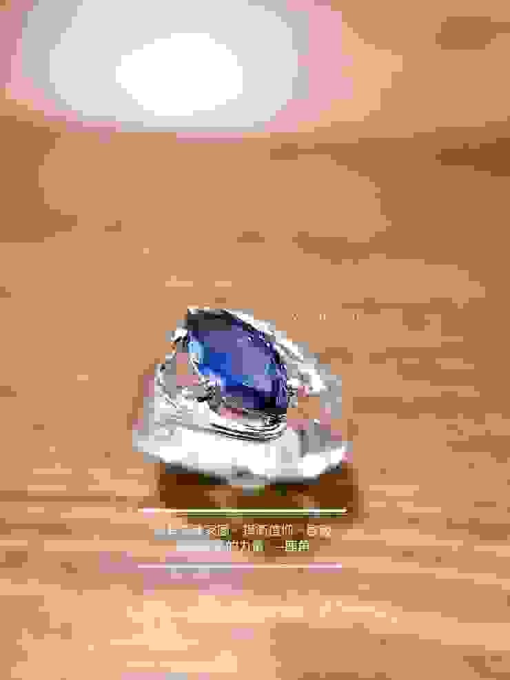 這款丹泉石戒指是TX J為客戶專屬設計製作，運用藍紫色調的馬眼天然丹泉石戒指手工精工製作的珠寶。