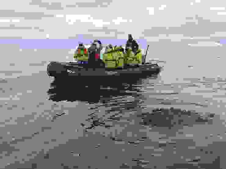 探險隊隊員於巡航途中講解海冰中密度最高也最堅硬的「黑冰」，如不留意可能會刮傷橡皮艇。南極。