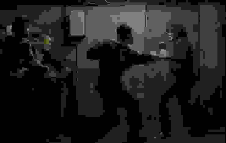 《原罪犯》劇照：走廊打鬥的推軌鏡頭