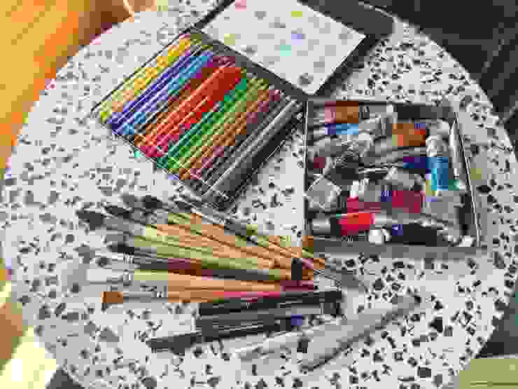 上方是水性色鉛筆，畫了一張色卡，幫助自己了解顏色特性。右方是水彩顏料，越買越多，隨時間經過，也開始購買品質較好的顏料。下方是畫筆及代針筆，除了用水彩筆，我也用毛筆，毛筆筆尖的收斂性較佳。
