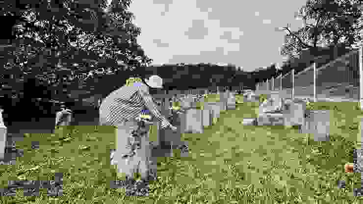 啟程前往威尼斯前,張吉安與蔡寶珠到義山上獻花/張吉安提供