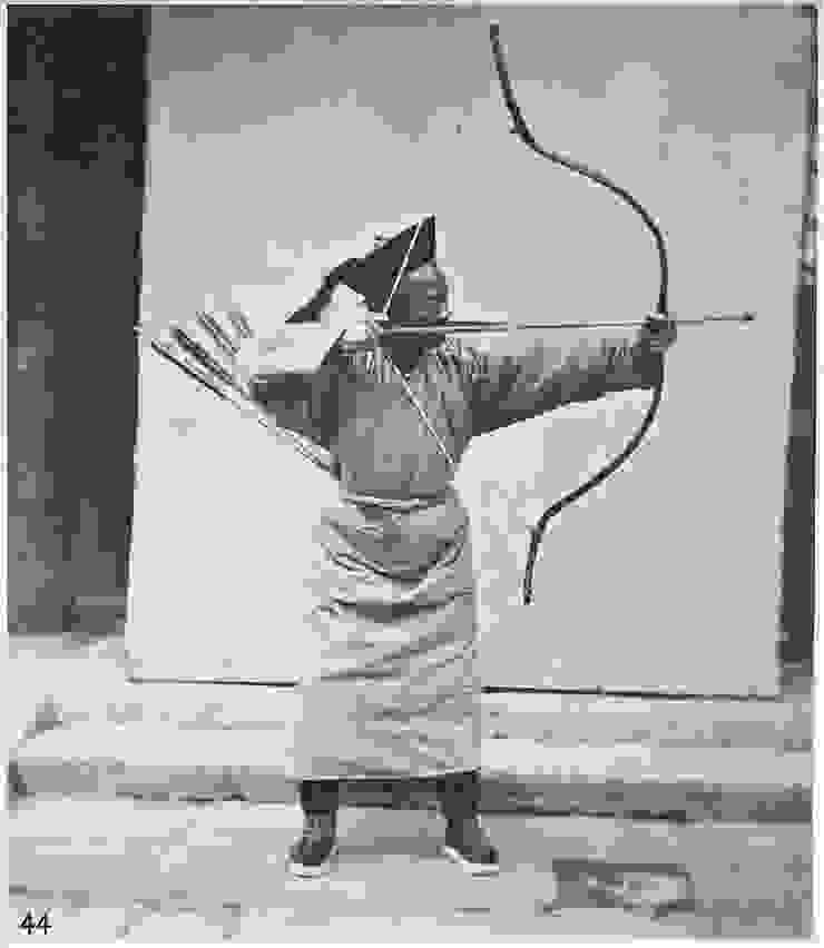 滿洲族射手 A Manchu bow being drawn in the traditional manner, circa 1874, by John Thomson. | Wikipedia CC-BY-4.0