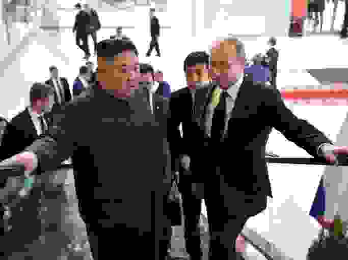 北韓領導人金正恩與俄羅斯總統普丁會面閒談〈韓國網路新聞〉